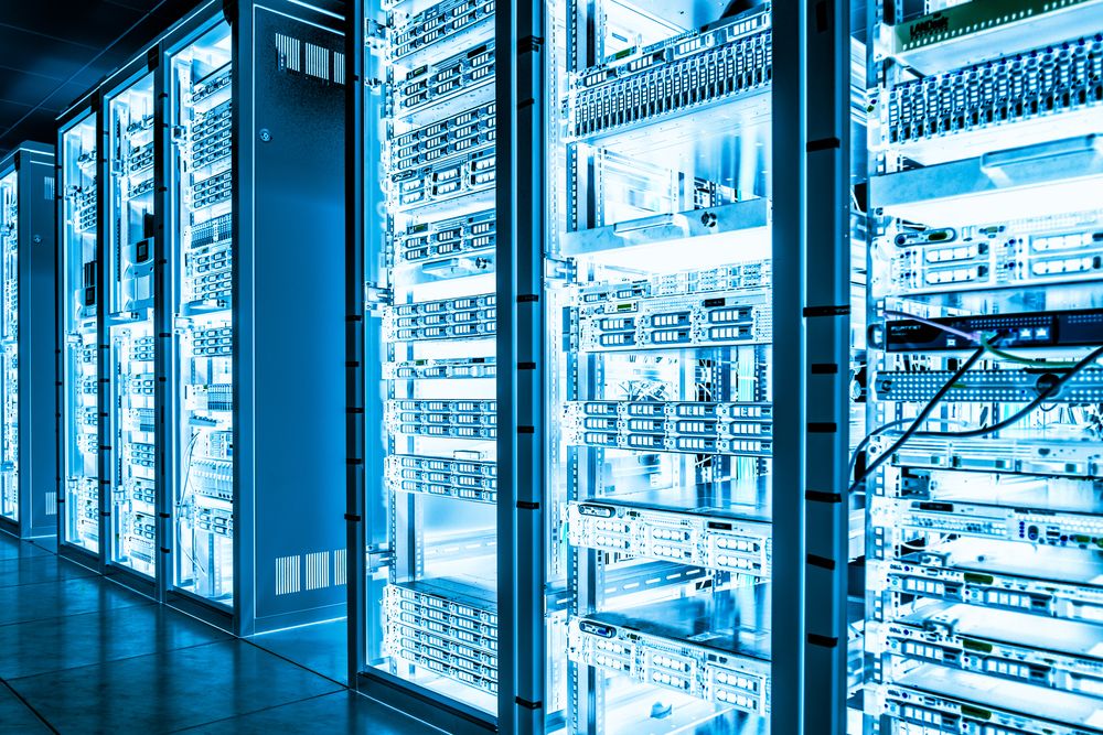 Sala de servidores con racks iluminados en azul