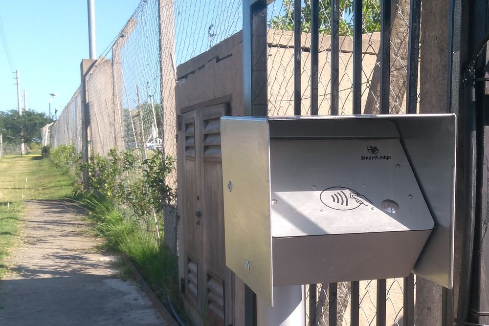 Lector de control de acceso SMARTLEDGE junto a un cerco perimetral